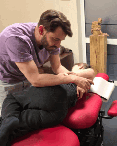 Chiropractor Pim Robijns chirobijns correctie van Houdingsproblemen met patient in stoel